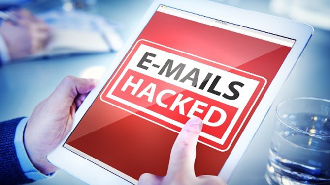 數碼平板電腦顯示電子郵件被黑客入侵的警告。.
